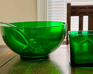 Punch bowl has 28 cups! Additional cups are available.