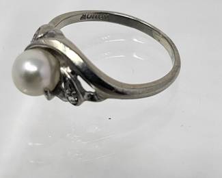 Duo Pearl Rings 10k, 14k White Gold 6.2grams Total Weight