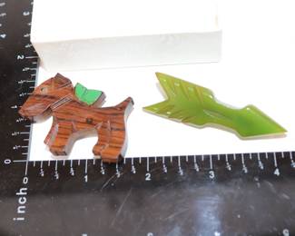 Charming Vintage Carved Wood Scotty Dog & Arrow Brooch Set