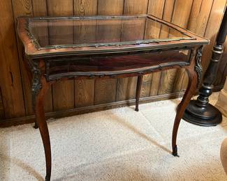 Beautiful Louis XVI style vitrine display table, with velvet lining inside