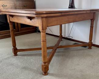 Nice table for office or kitchen - extends