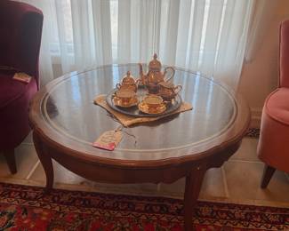 Round cocktail table with leather insert