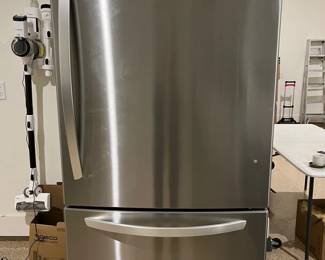 LG refrigerator with French door