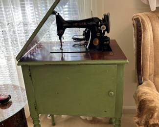 	#40	Vintage Singer sewing machine with cabinet	 $60.00 				