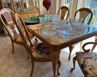 Nice oak dining table, 6 chairs, and extra leaf