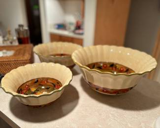 Elegant set of bowls 