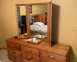 Nice oak dresser with detachable mirror 