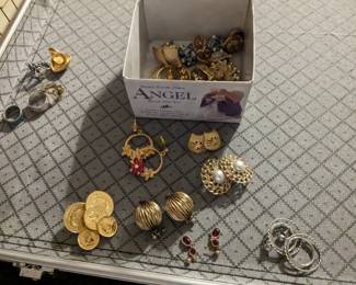Costume jewelry 