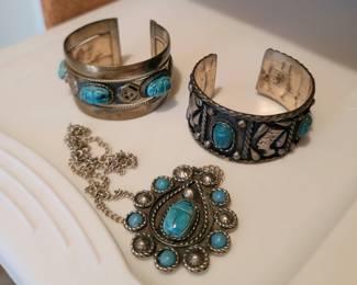 Many pieces of jewelry 