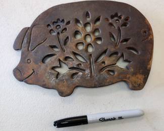 Large pig trivet
