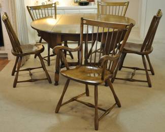 Excellent casual dining table with multiple leaves and pad