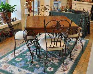 Very nice table and chairs in the garden room
