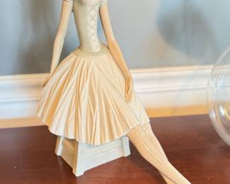 Lladro Nao 'Ballerina' Large Figurine. Matte Finish. Photo 1 of 2.