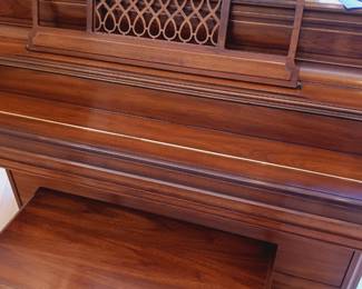 Yamaha upright piano with an incredible tone! (detail)...