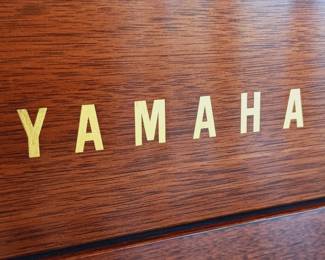 Yamaha upright piano with an incredible tone! (detail)...