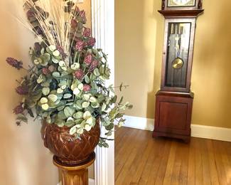 McCoy Jardinier with flowers 