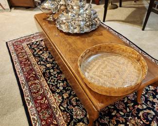 Beautiful wool rug. Vintage Ethan Allen drop leaf CoffeeTable 