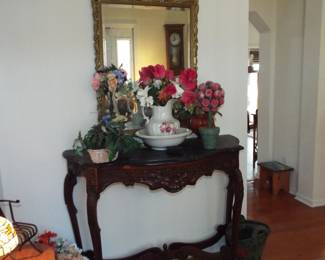 HEAVILY DETAILED CURVED FRONT CROSS BASE MARBLE TOP COMSOLE TABLE WITH FAUX FLOWERS, BOWL AND PITCHER