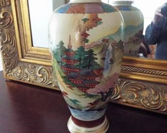 ANTIQUE HANDPAINTED AND SIGNED TALL BULBOUS SATSUMA VASE