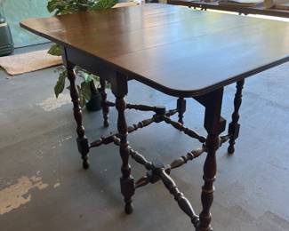 Gate leg table