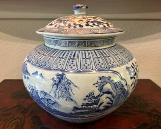 Large blue & white Chinese porcelain Ovid jar with lid