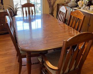 Oak dining room table with 6 chairs and 2 leafs
