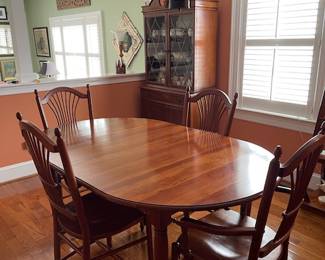 Dining room table with 3 extra leaves