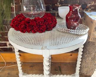 Shabby chic, around side table