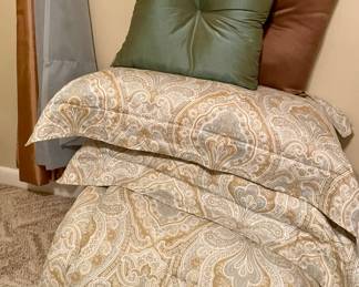 Queen size bedding, pillows