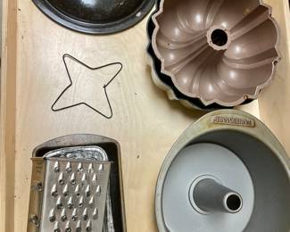 Bundt pans, kitchen items