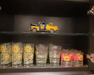 VINTAGE GLASSES. BAR 