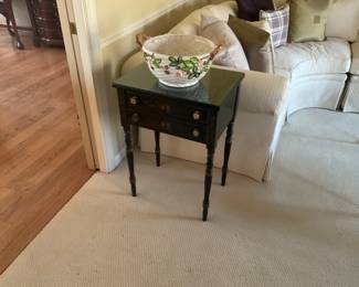 CUTE BLACK SIDE TABLE