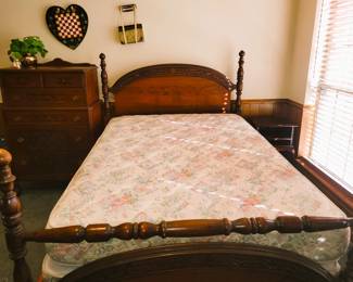 Antique bed 4-poster bed, chest and vanity