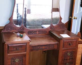 Antique bed 4-poster bed, chest and vanity