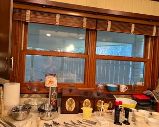 Various kitchen, Pyrex bowls, etc