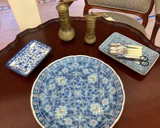 Pretty blue & white dishes, mother of Pearl spoons, VTG brass spice/coffee/ pepper mills, on nice pie crust table