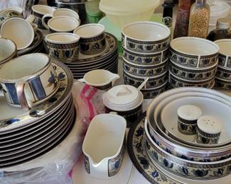 Mikasa intaglio Arabella.  Large set