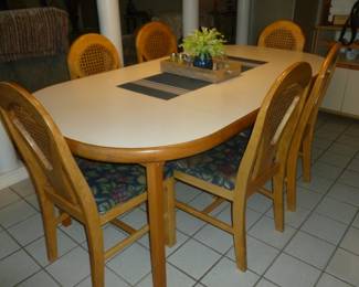 Kitchen table and 6 chairs