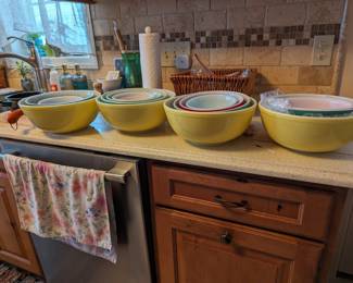Vintage pyrex stacked mixing bowls