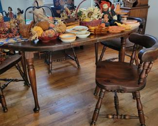 Round to Oval (2 leaves) pine dining table with 4 chairs