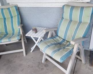 2 outdoor chairs and small table