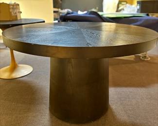 WALNUT ROUND TABL E