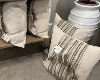 DOWN PILLOWS WITH COTTON ETCHING
