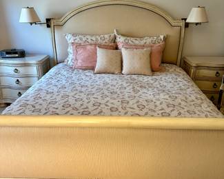 ART Sleigh bed with upholstered headboard and nail head trim