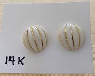VTG 14k Gold / Cream Ribbed Stud Earrings