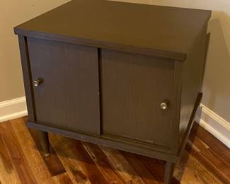True MCM Mid Century Modern Vinyl Record Album Storage Cabinet. Holds approximately 140-150 (12”) Record Albums (LP’s). Record cabinet outside measurements approximately 21.75” across, 16 1/2” deep and about 20.75” tall. Interior approximately 19.25” across. Doors are removable.