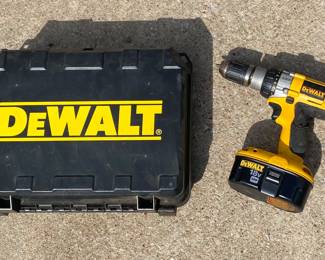 18v DeWalt Battery / Drill / Case