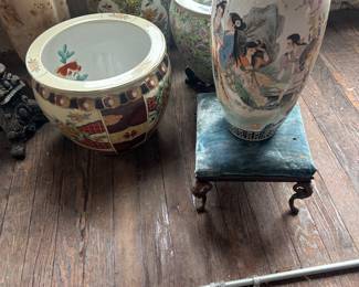 pedestals, urns and vases by the dozen