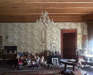 crystal chandilier , rug and collectibles in bedroom number 3