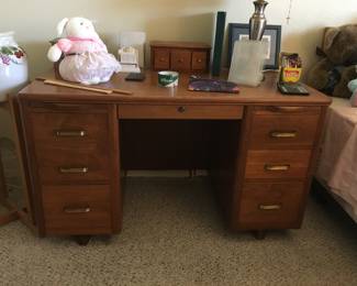 Leopold wood desk w/pull-out shelves
